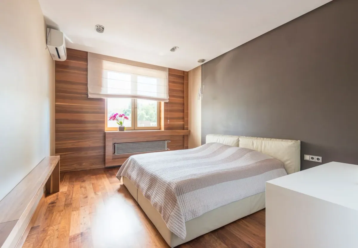 Helles Schlafzimmer mit Holzverkleidung und ruhigen Naturtönen – Beispielmotiv